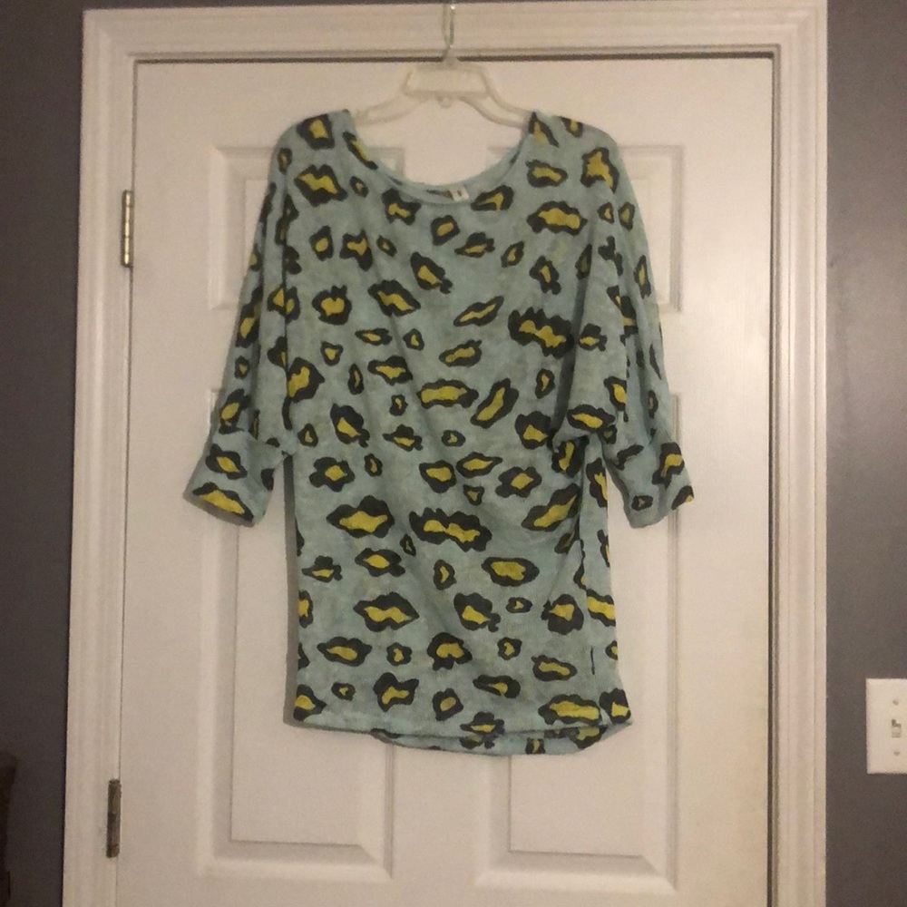 ⭐️NWOT: A New ladies leopard top size large⭐️